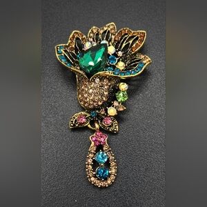 🌼 Multi Color Crystal Brooch w/Emerald Green Stone Various Colored Rhinestones